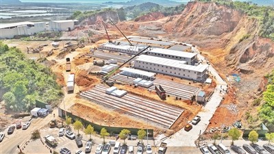 工人们持续奋战建设漳湾国际健康方舱驿站